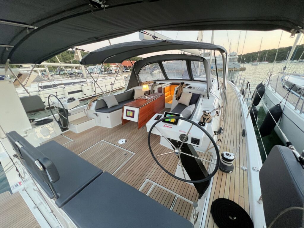 Yacht Image 12