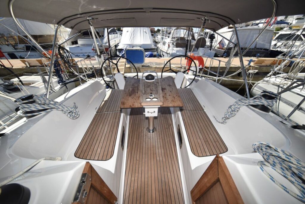 Yacht Image 12
